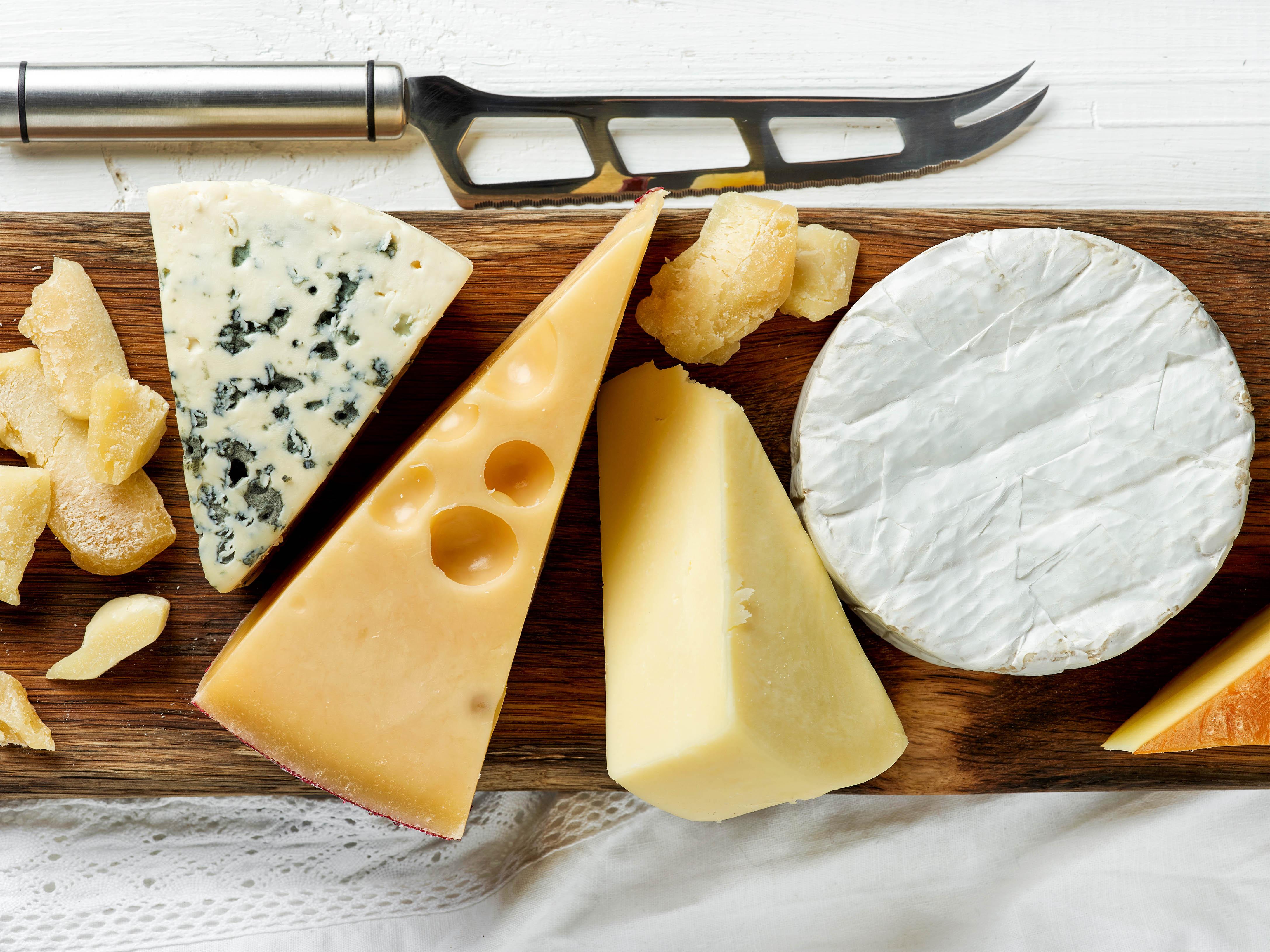 À quoi servent les trous sur les couteaux à fromage? - Cuisine et Recettes  - Recette - Femmes d'Aujourd'hui Délices