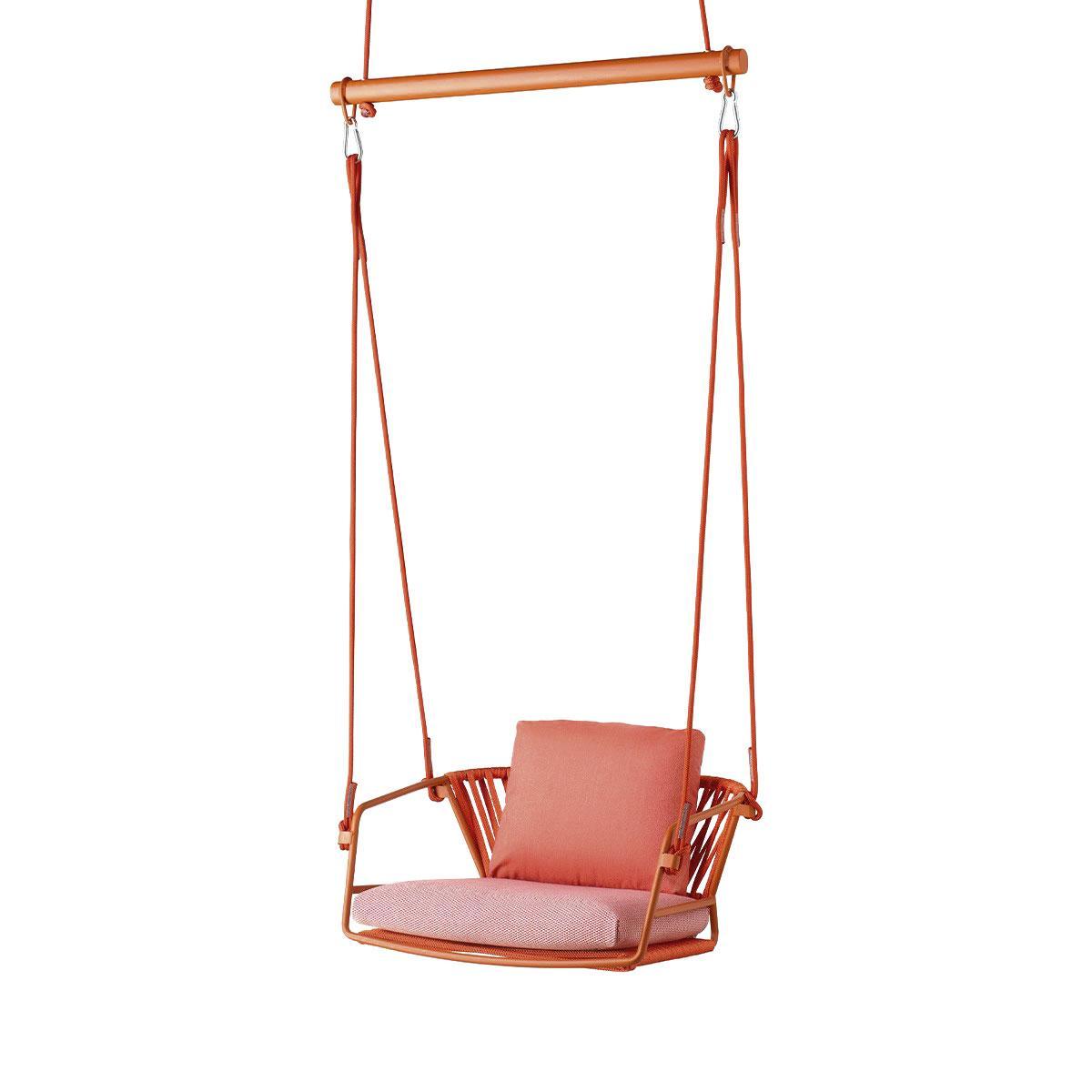 Lisa Swing, fauteuil suspendu en acier et pare-soleil en tissu de Marcello Ziliani (1 430 euros), Scab Giardino. 