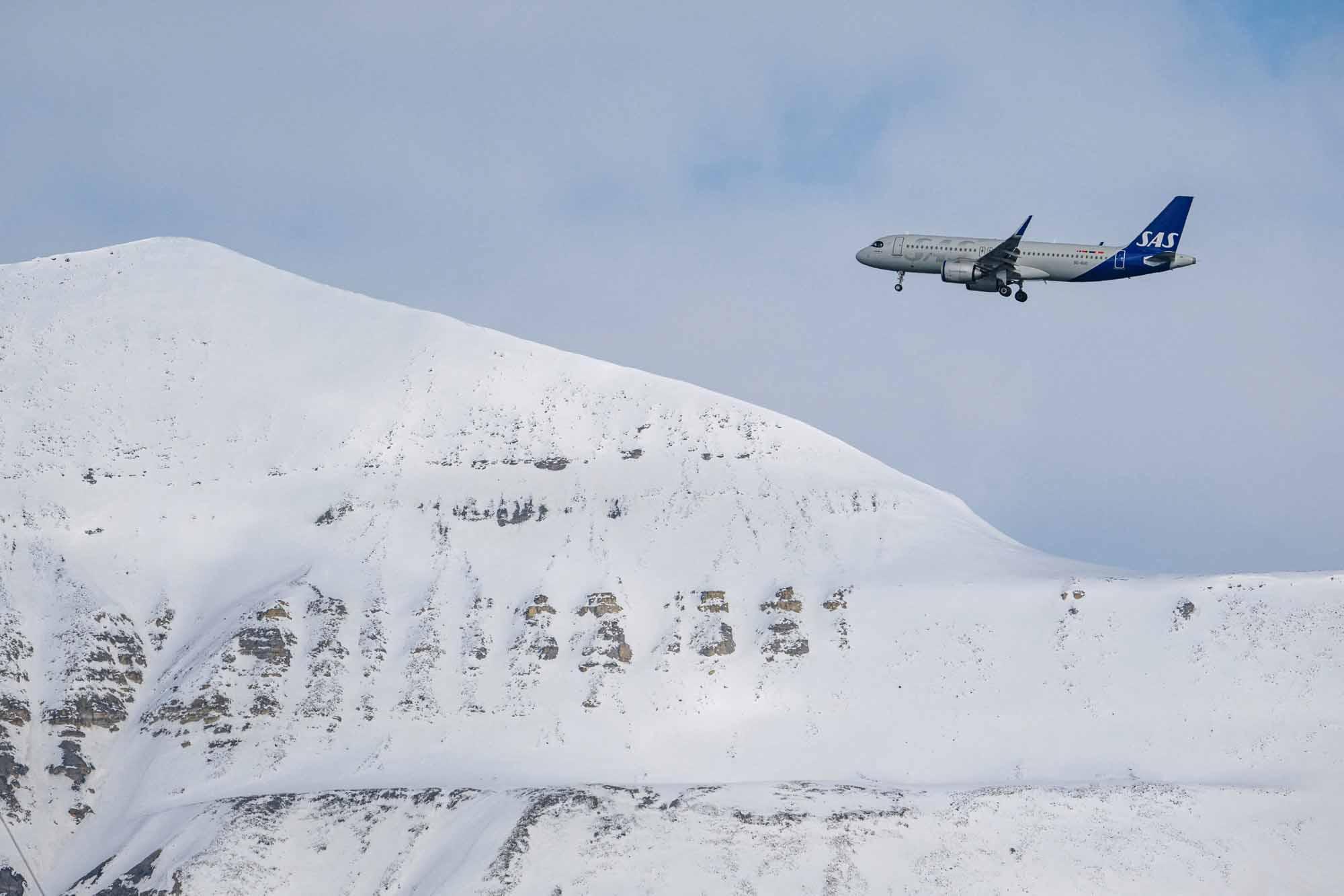 Un avion de la SAS est sur le point d'atterrir au Longyearbyen airport, sur l'île de Spitsbergen dans l'archipèle de Svalbard - H 