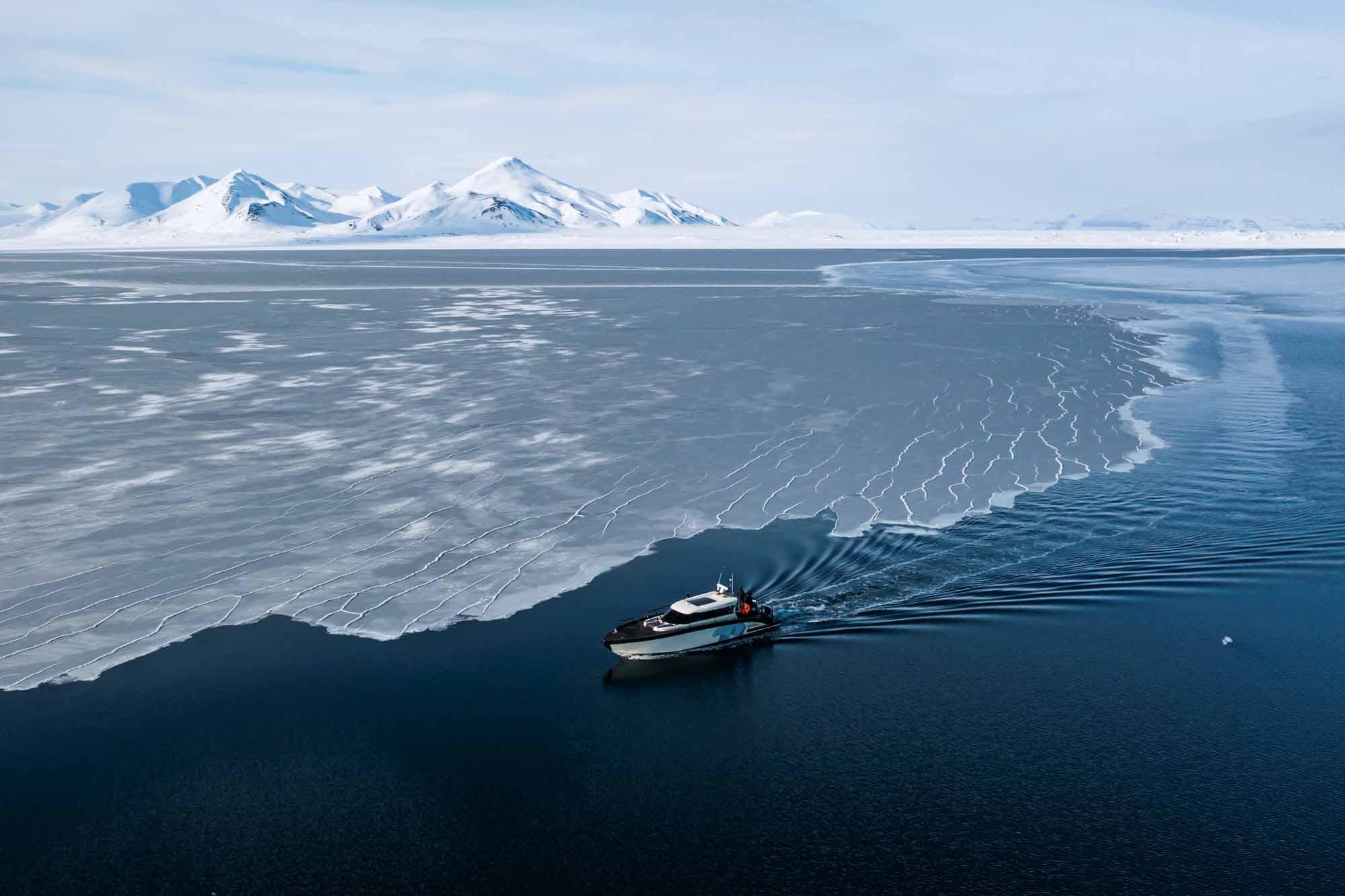 Le  Kvitbjorn (ours polaire en norvégien), Un bateau local et hybride qui traverse la baie de Borebukta dans l'archipel de Svalbard  
