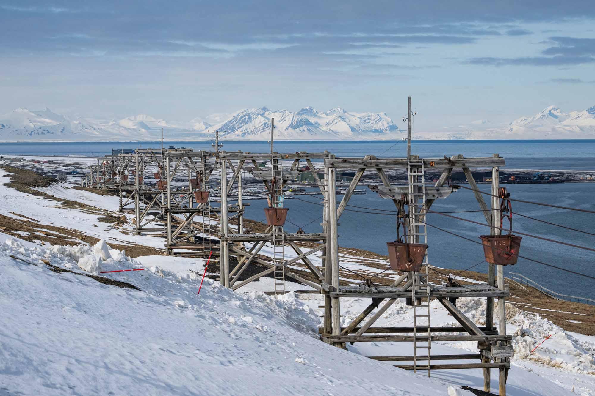 Des tours de convoyeur autrefois utilisées pour transporter le charbon des mines au port, sont photographiées à Longyearbyen, sur l'archipel du Svalbard, au nord de la Norvège. 