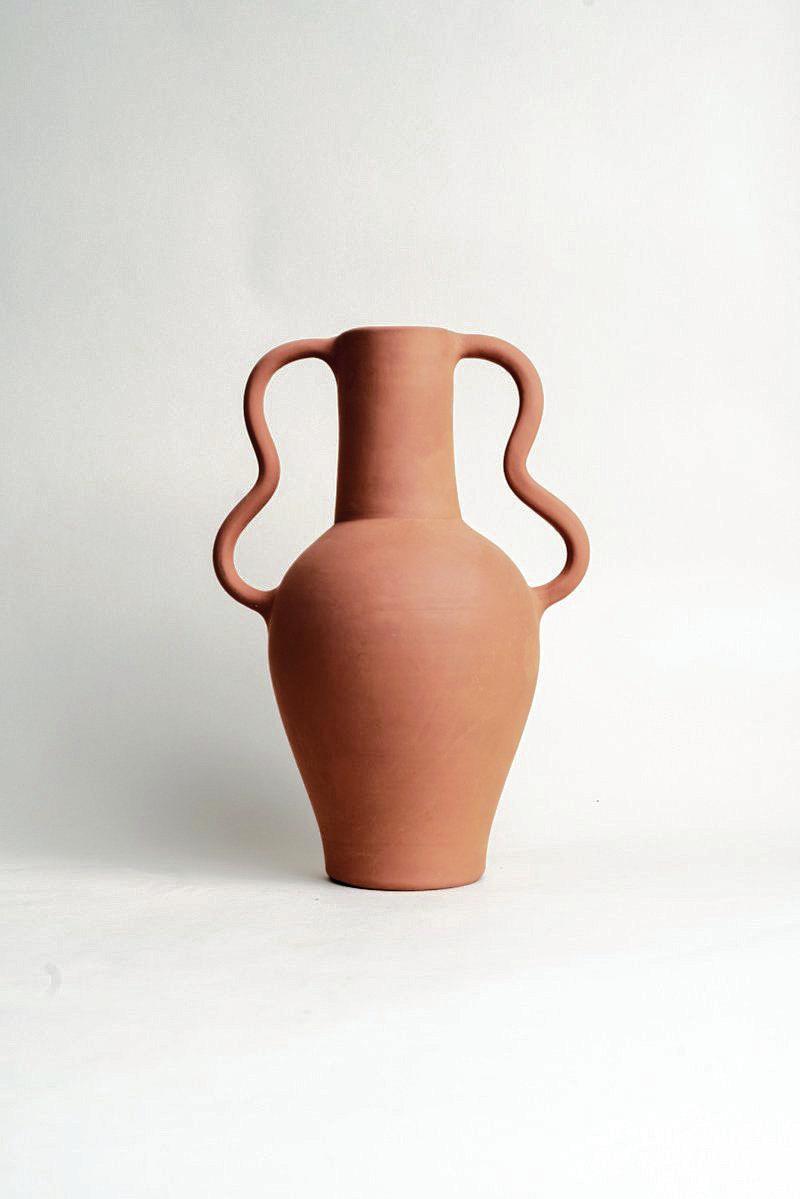 Vase fait main en terracotta (80 euros), nomad-objects.com 