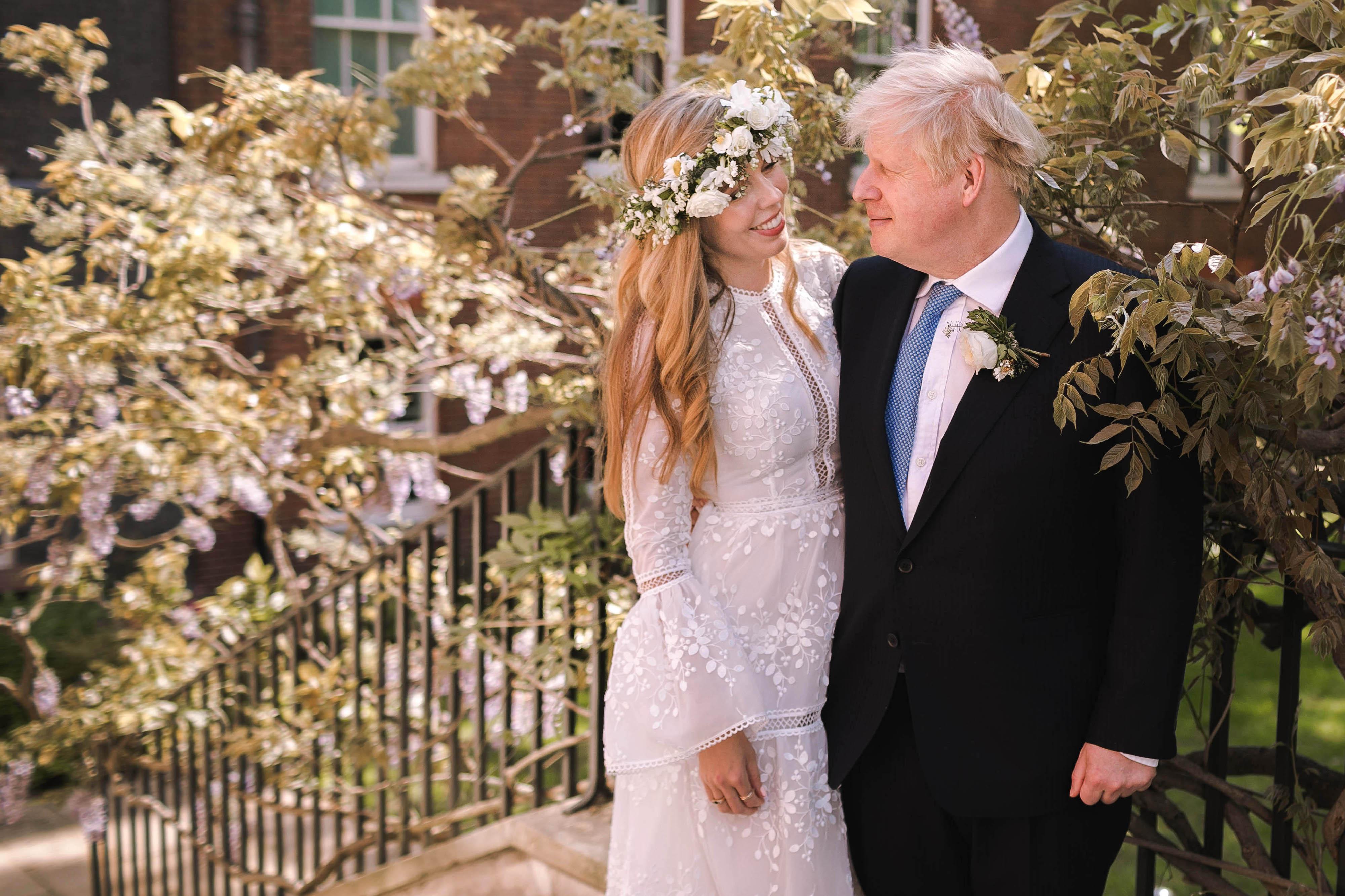 Boris Johnson met zijn echtgenote Carrie Symonds tijdens hun huwelijk in 2021. Johnson is de eerste Britse premier die huwt tijdens zijn ambtstijd in 200 jaar. 