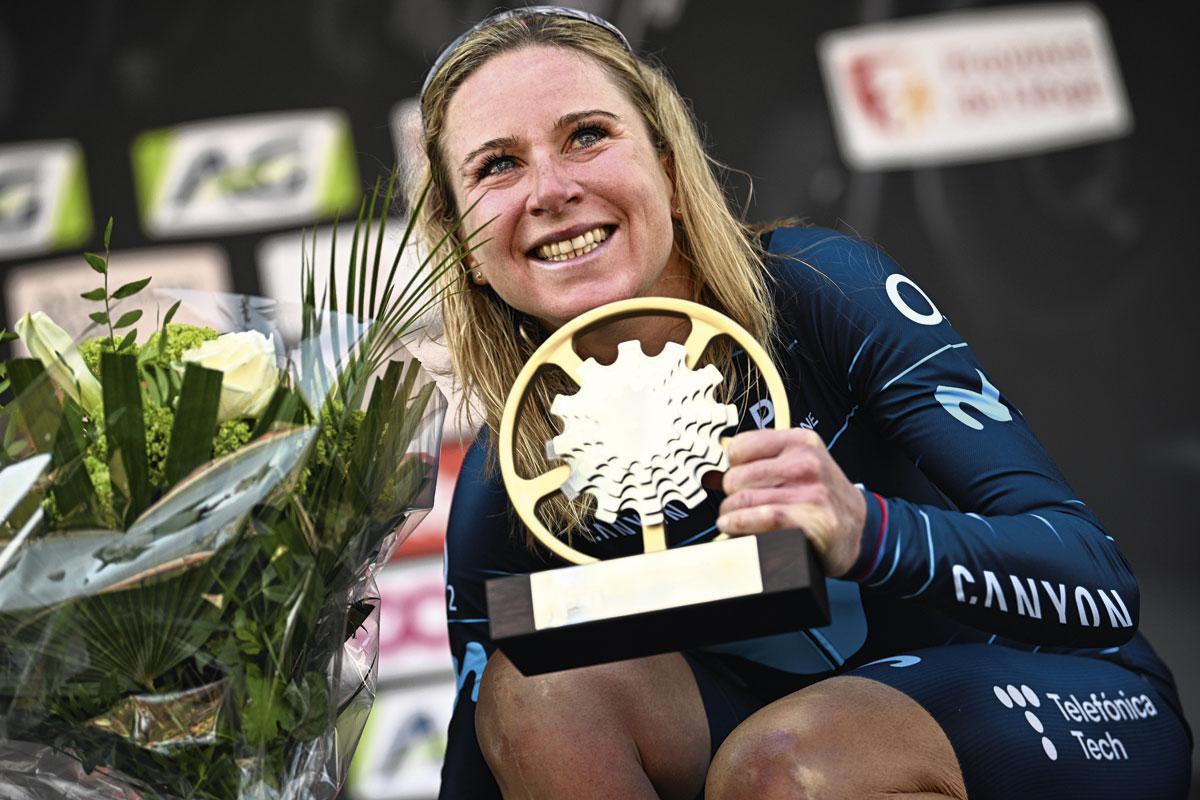 Annemiek van Vleuten showt haar trofee na haar winst in Luik-Bastenaken-Luik dit jaar.