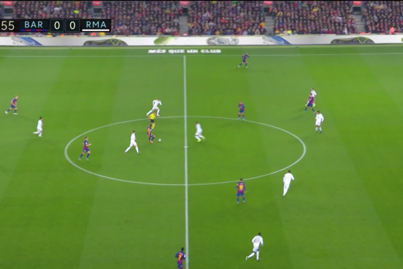 Barcelona komt eruit door het midden. Carvajal blijt bij Suárez, waardoor Griezmann én Alba vrijkomen.