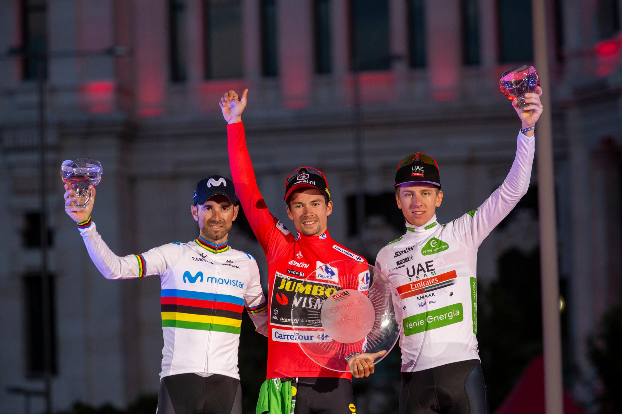 Het podium van de 74e Vuelta. Vlnr: Alejandro Valverde (zilver), Primoz Roglic (goud), Tadej Pogacar (brons).