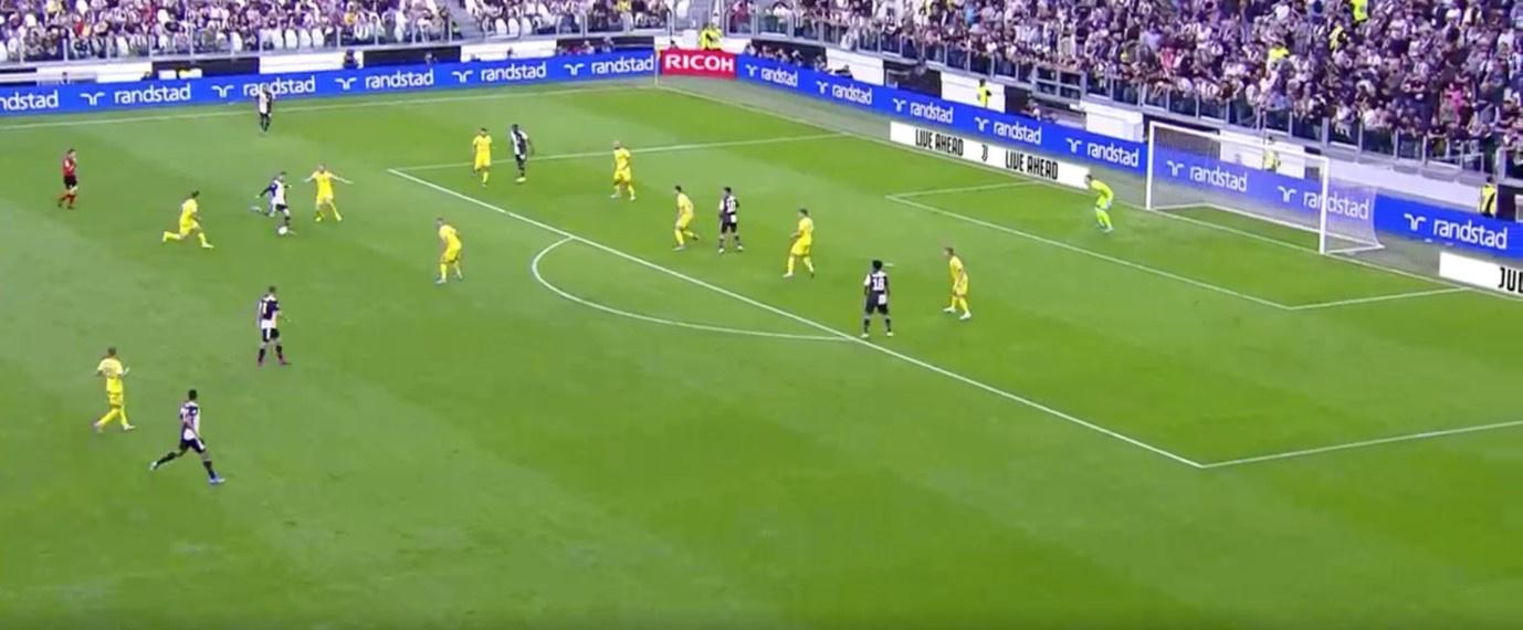 Een typisch schot van Ronaldo begin dit seizoen, hier tegen Verona. Van ver en met veel tegenstanders tussen hem en de goal.