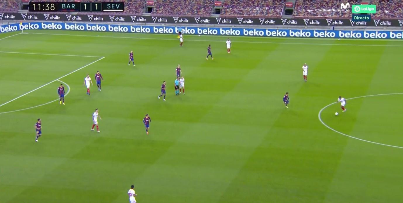 Barcelona zet een laag blok. Messi staat, buiten beeld, nog op de helft van de tegenstander.