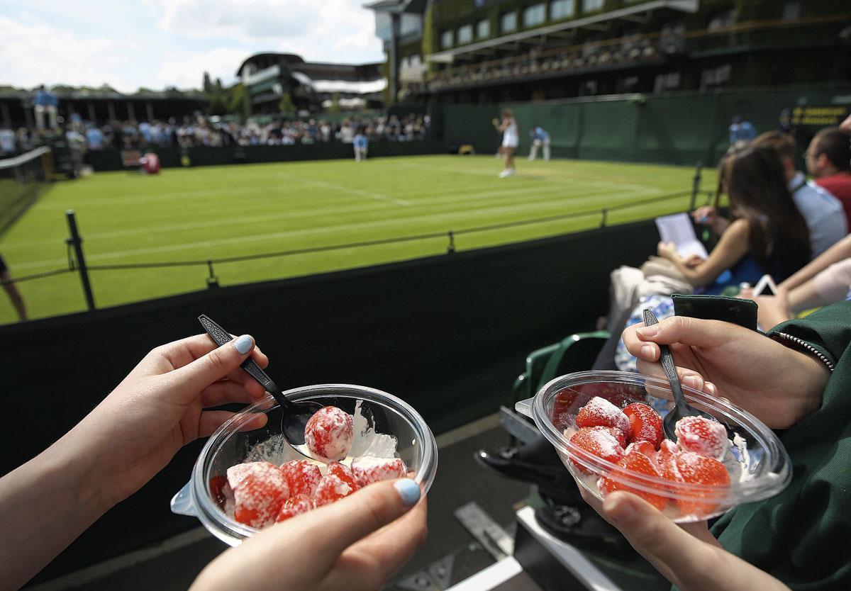 De traditionele 'strawberries and cream' zijn een begrip op Wimbledon, net als de Pimm's Cup.
