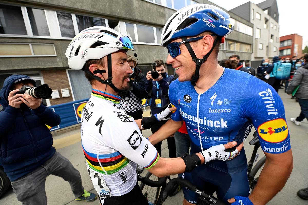 Julian Alaphilippe met Davide Ballerini, de winnaar van Omloop Het Nieuwsblad.