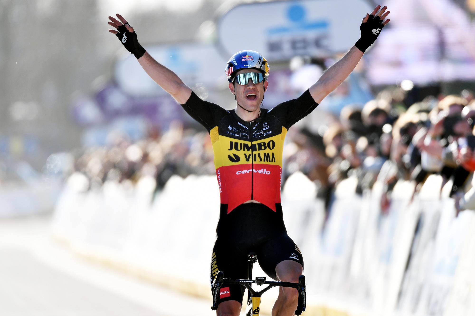 Wout van Aert won in het voorjaar de Omloop Het Nieuwsblad, als eerste regerende Belgische kampioen sinds Etienne De Wilde in 1989.