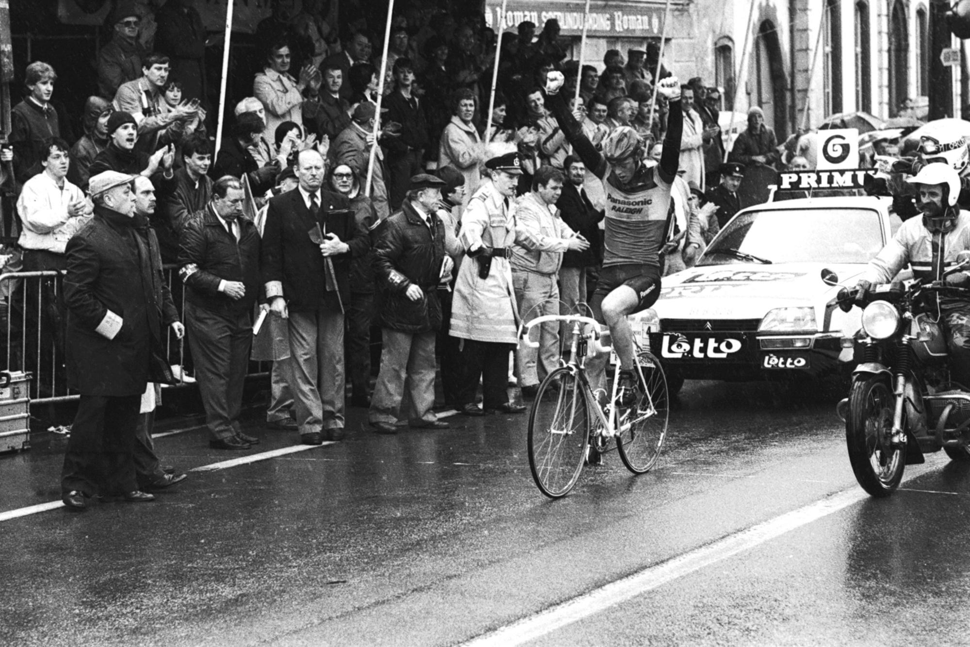 Toenmalig Belgisch kampioen Eric Vanderaerden won de legendarische, uitgeregende editie van de Ronde van Vlaanderen in 1985.