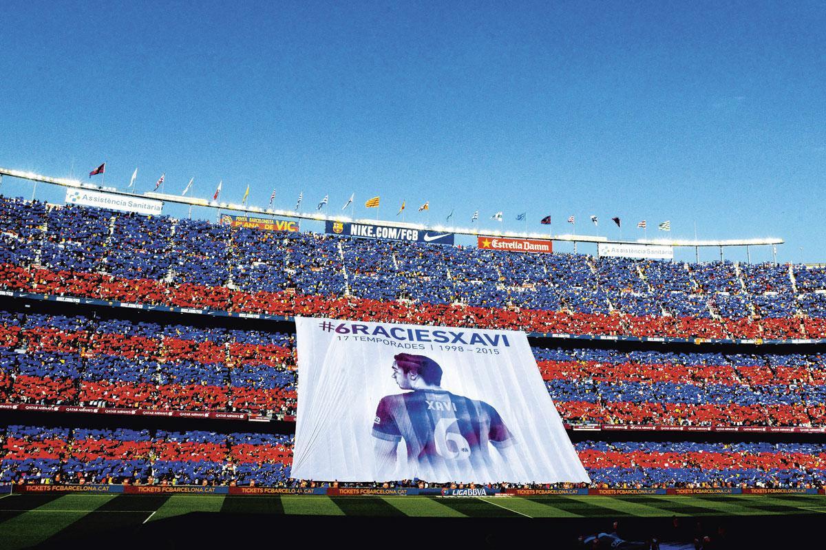Op 23 mei 2015 namen de supporters afscheid van Xavi met deze grote banner.
