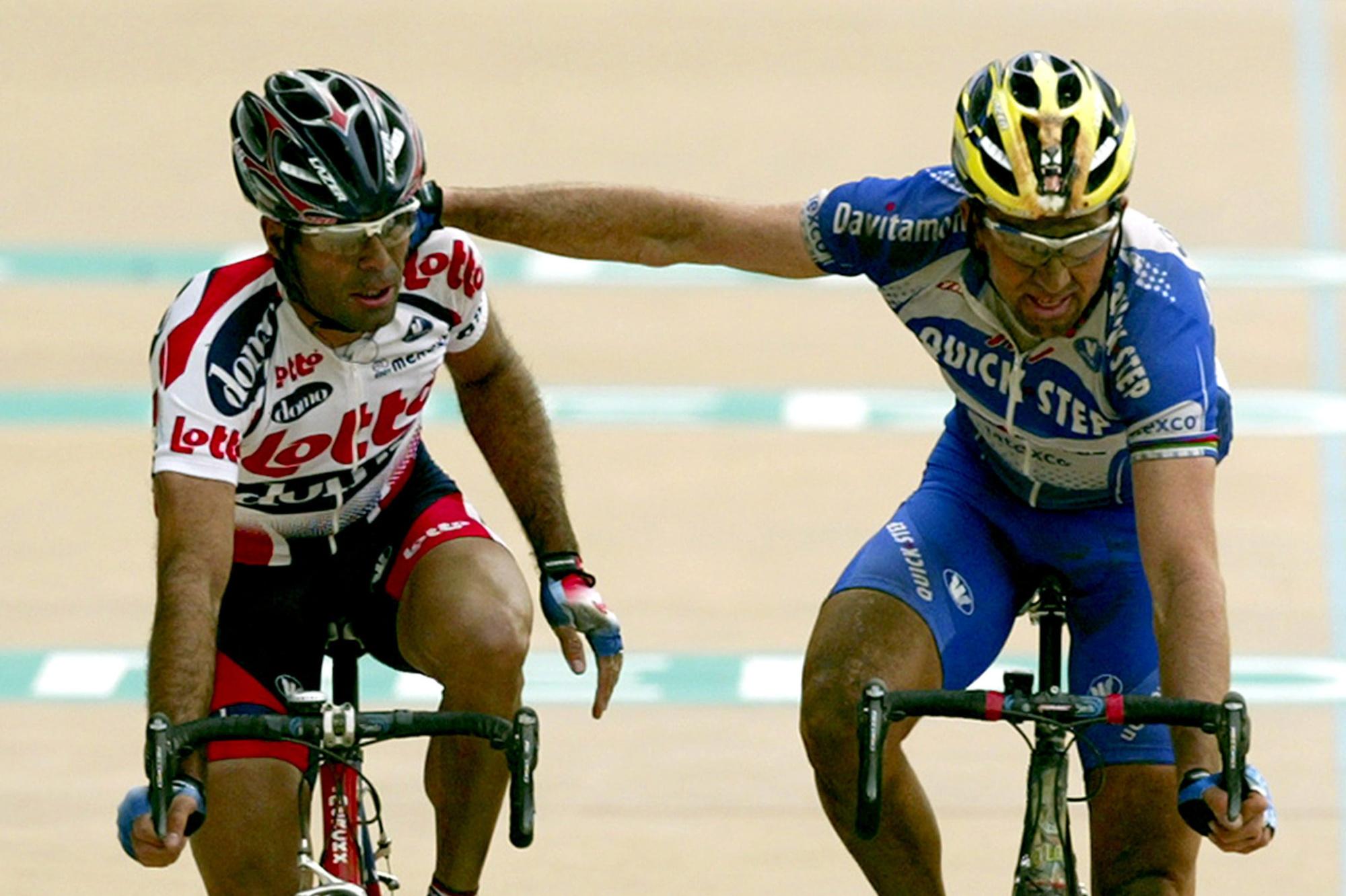 Pasen 2004: Peter Van Petegem en Johan Museeuw komen samen over de finishin Parijs-Roubaix, geveld door veel materiaalpech moesten ze de zege aan Magnus Bäckstedt laten.
