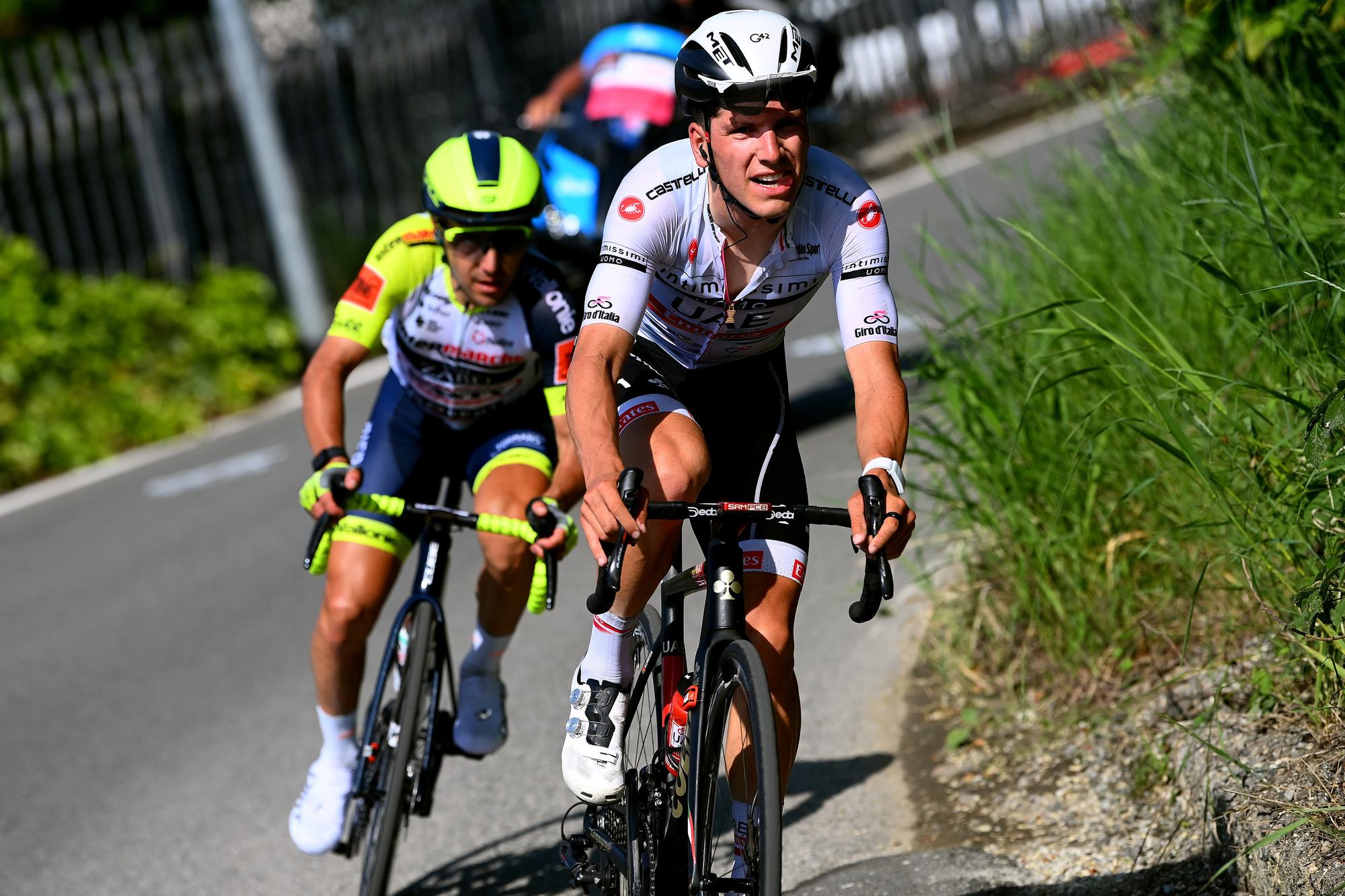 Joao Almeida samen met Domenico Pozzovivo in de achtervolging, zoals al een paar keer in deze Giro. De concurrentie moet, met oog op de tijdrit van zondag, de voorsprong op de Portugees uitbouwen.