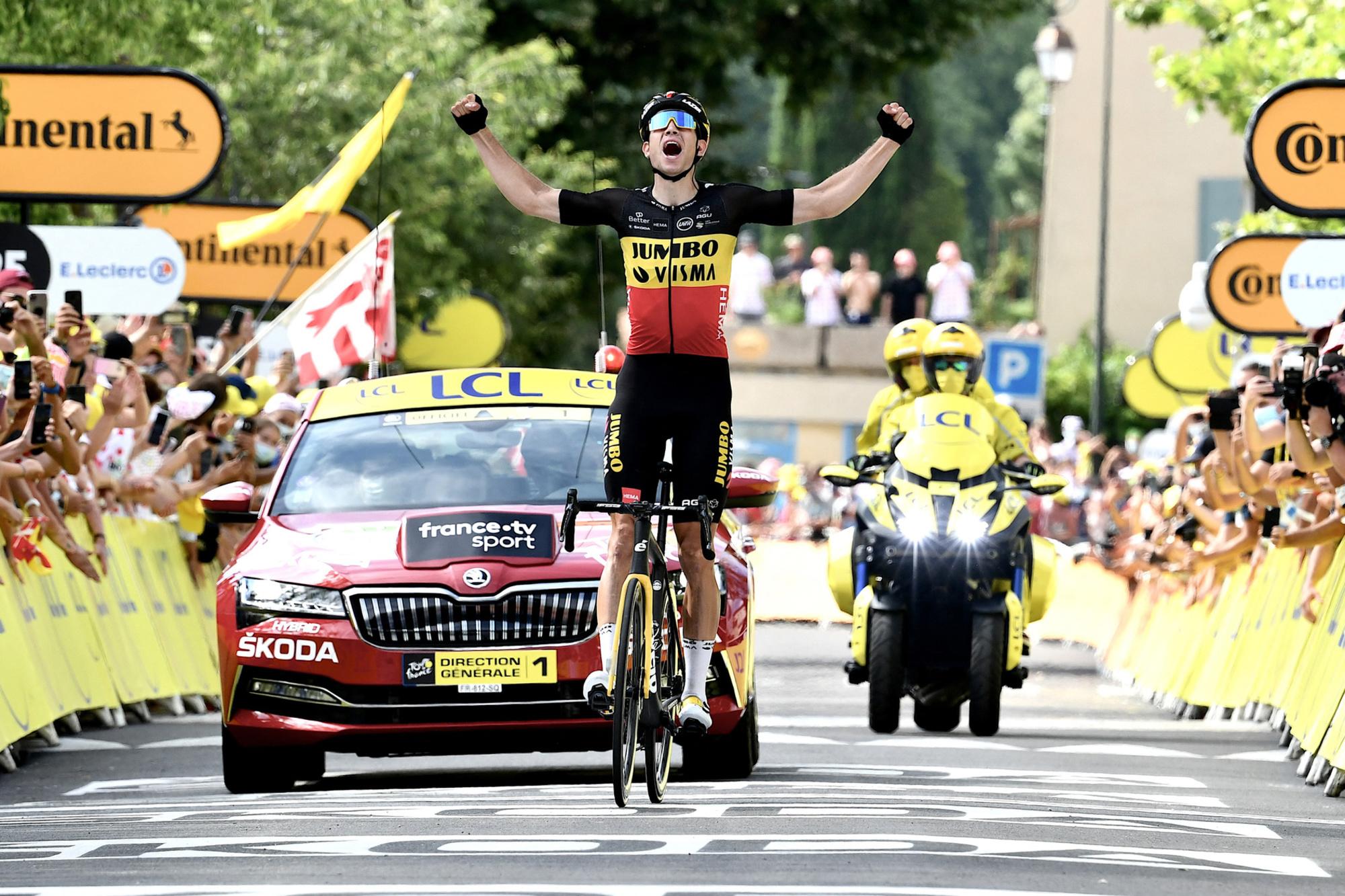 Wout van Aert wint de rit over de Mont Ventoux in de Tour van 2021.