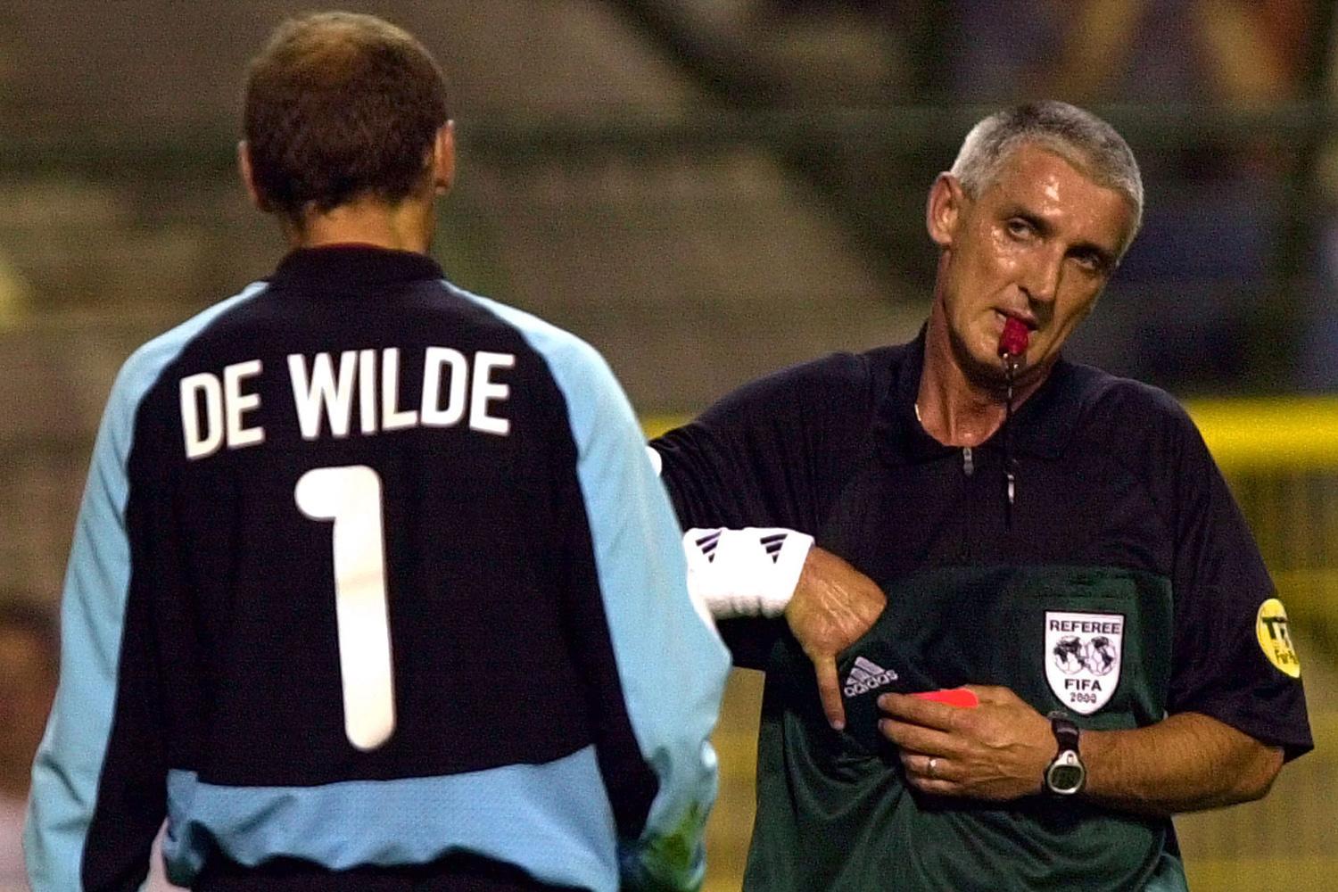 De Wilde krijgt een rode kaart tijdens de match tegen Turkije op het EK van 2000