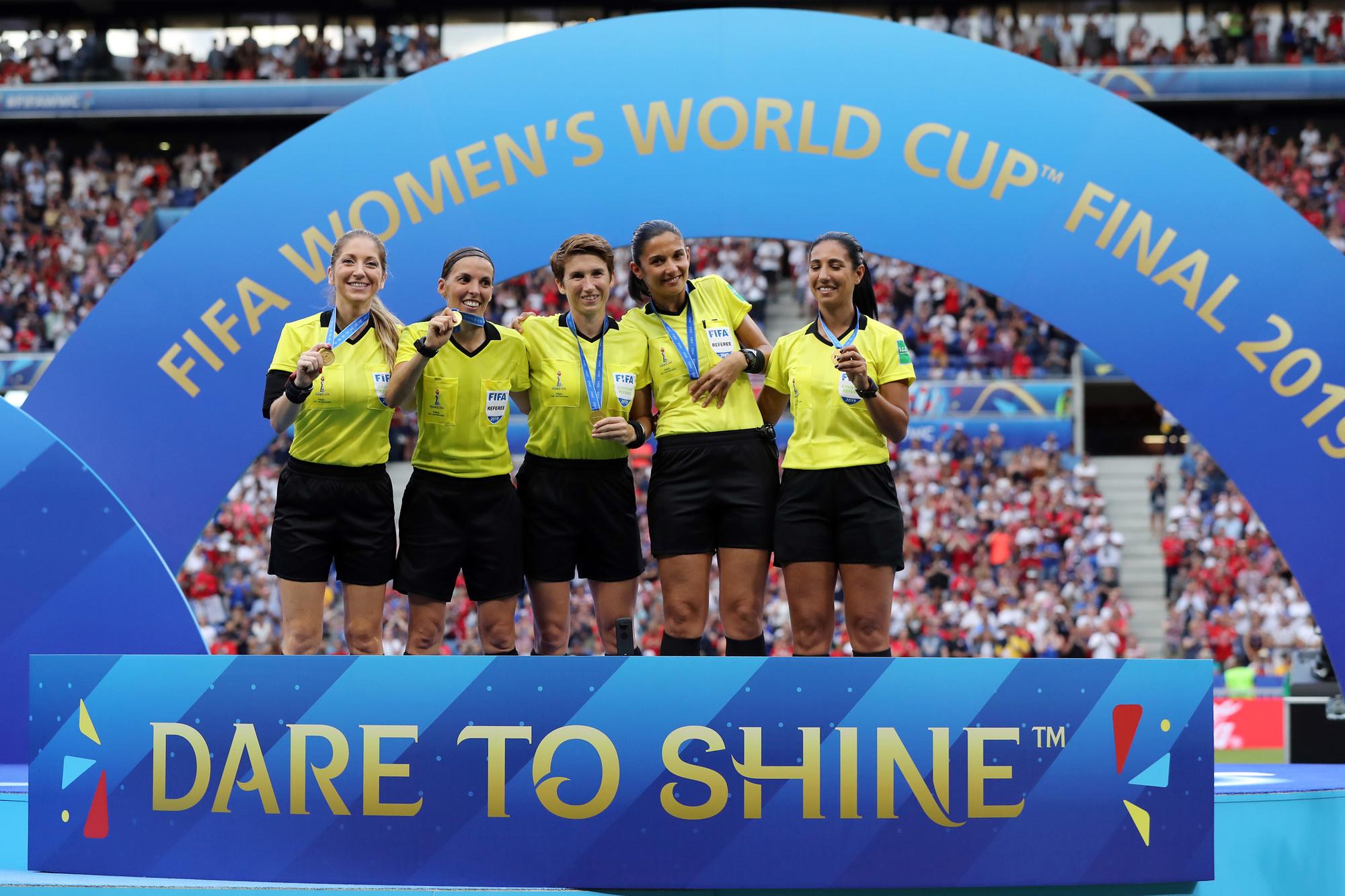Frappart met haar team na de WK-finale voor vrouwen. 'Het is niet de bedoeling dat hier opnieuw enkel mannen komen fluiten.'