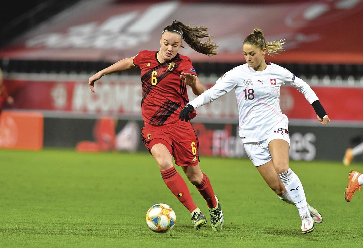 Tine De Caigny, hier in duel met Viola Calligaris, scoorde tweemaal tegen Zwitserland (4-0) waardoor België zich kwalificeerde voor het EK.