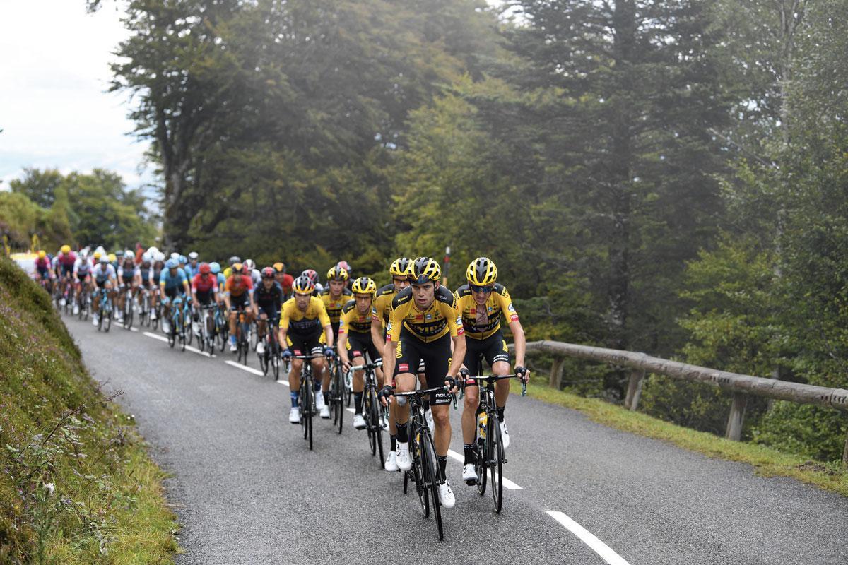 Werkend voor de ploeg in de Tour: 'Er is een groot verschil tussen op kop rijden tot vijf kilometer van de top en meegaan tot de finish.'