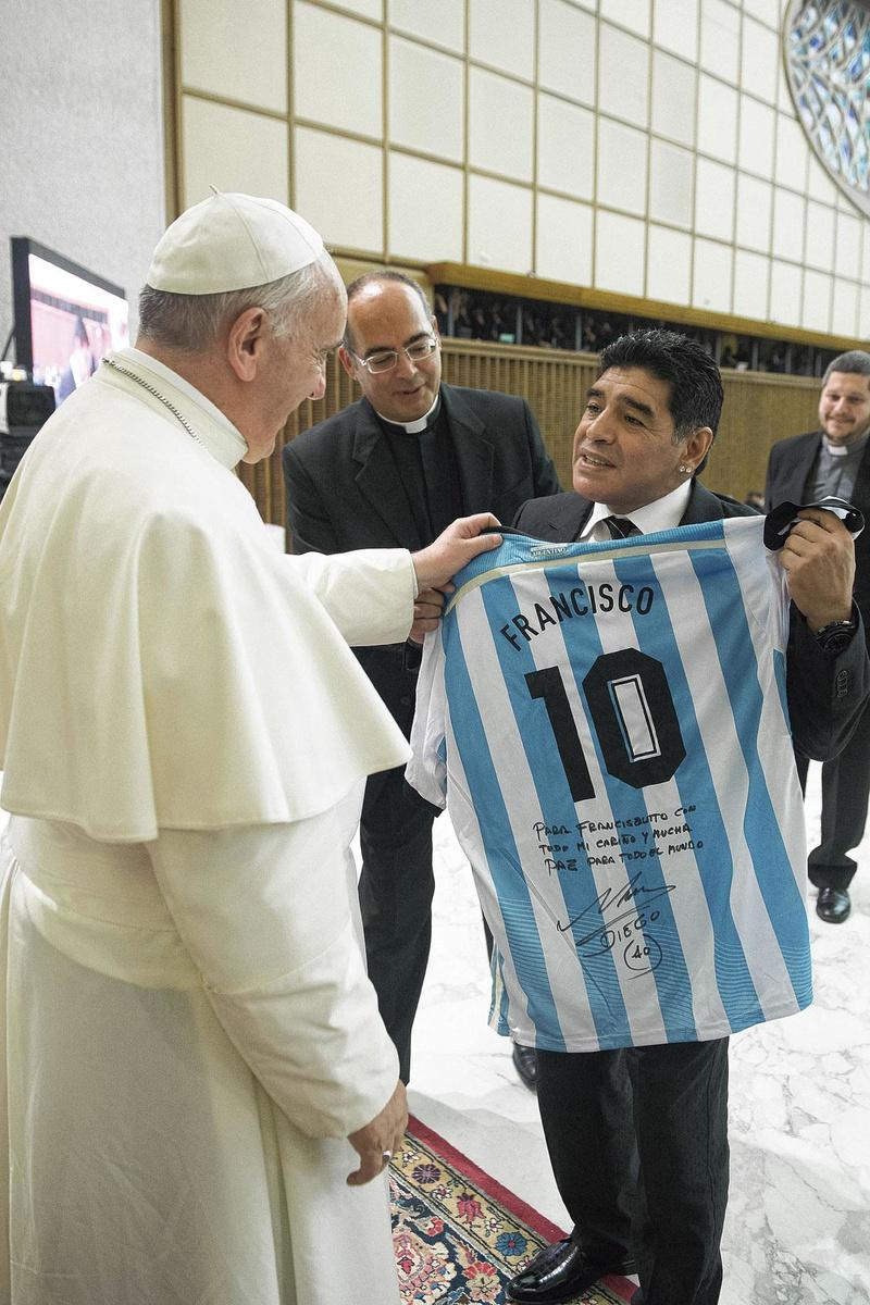 Paus Franciscus I: 'Maradona was op het veld een poëet, maar ook een breekbaar man.'