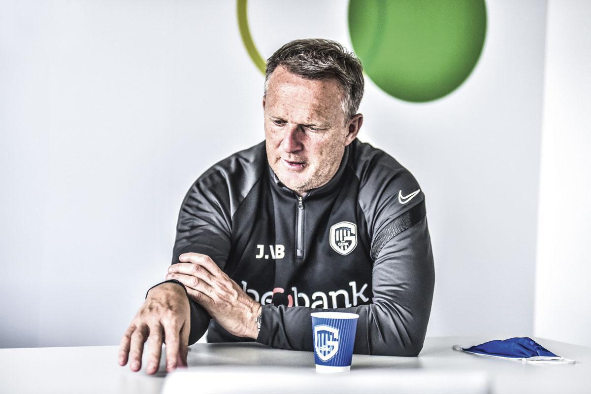 John van den Brom: 'Je zal me als coach nooit negentig minuten op de bank zien zitten, ik denk niet dat ik aan tien minuten kom.'