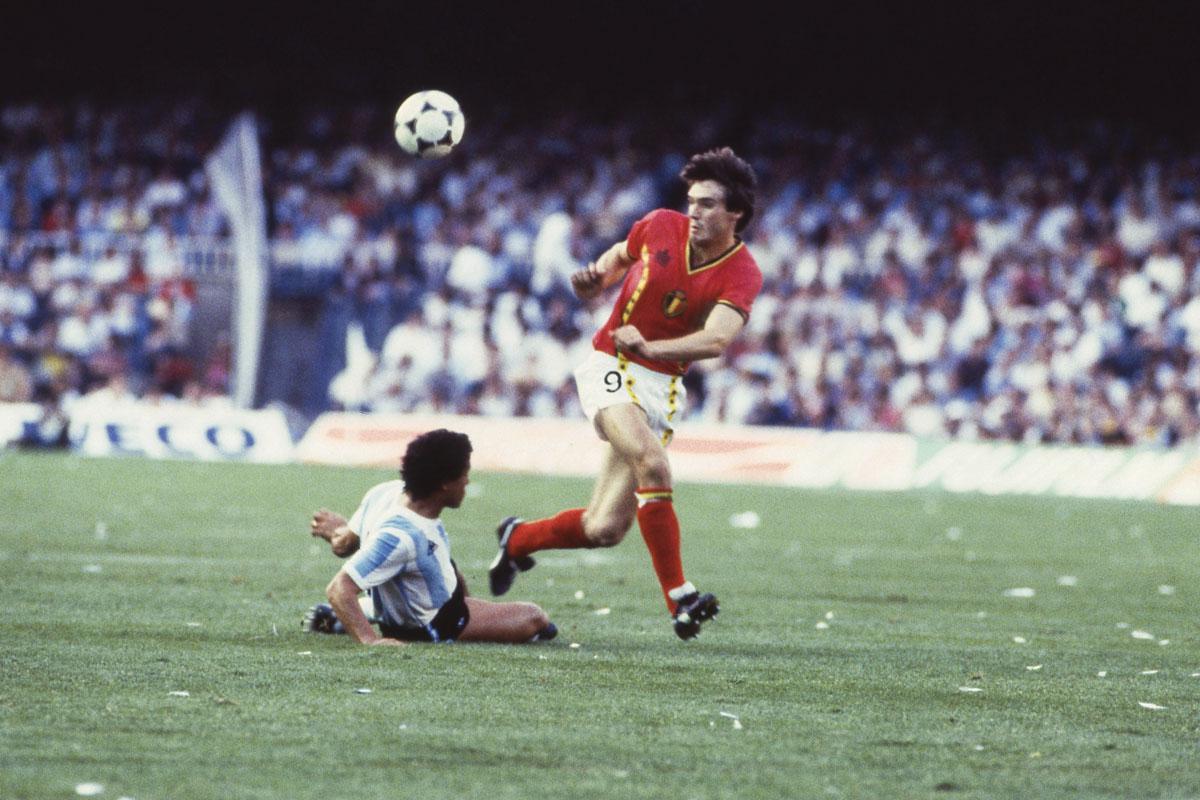 Erwin Vandenbergh op de beroemde openingswedstrijd van het WK 1982, waar hij tegen Argentinië scoorde.