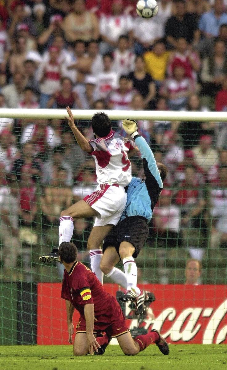 De Wilde wordt in de lucht afgetroefd door Hakan Sükür, die Turkije op voorsprong brengt op het EK 2000.