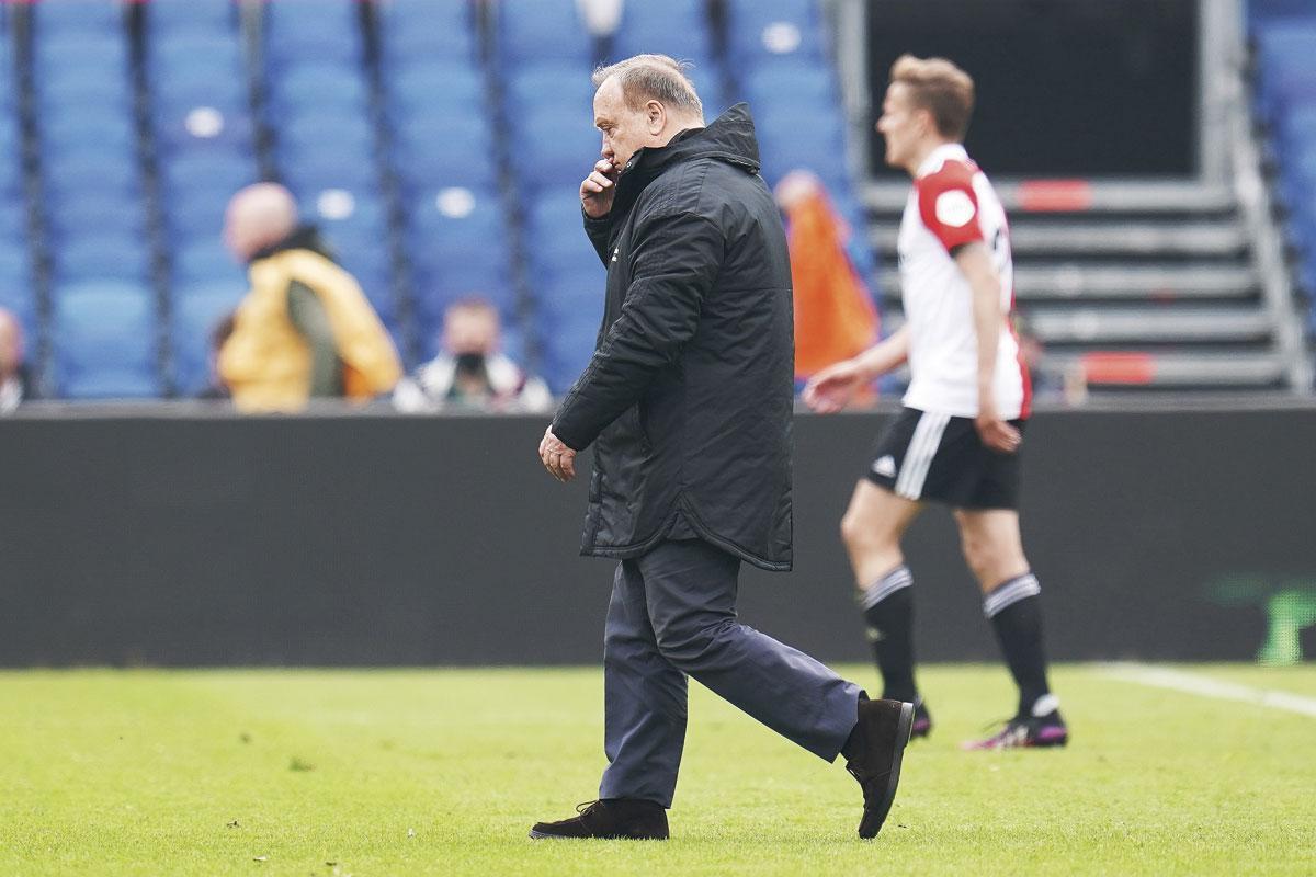Dick Advocaat verlaat geëmotioneerd het veld na zijn laatste duel met Feyenoord. 'Ik dacht nog: het gaat me lukken. En ineens, hup, daar ging ik. Had ik niets over te zeggen.'