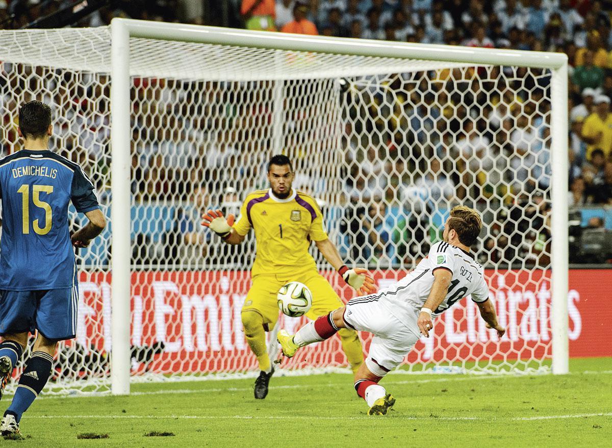 De 22-jarige Götze trapt de bal voorbij de Argentijnse keeper Sergio Romero in de WK-finale van 2014 en bezorgt Duitsland zo de wereldtitel.