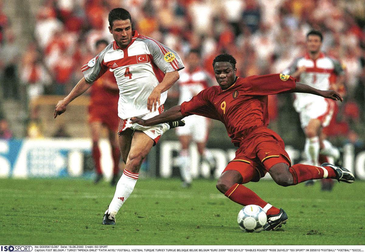 Émile Mpenza in actie op het EK 2000 tegen Turkije: 'Die uitschakeling was moeilijk te verteren.'