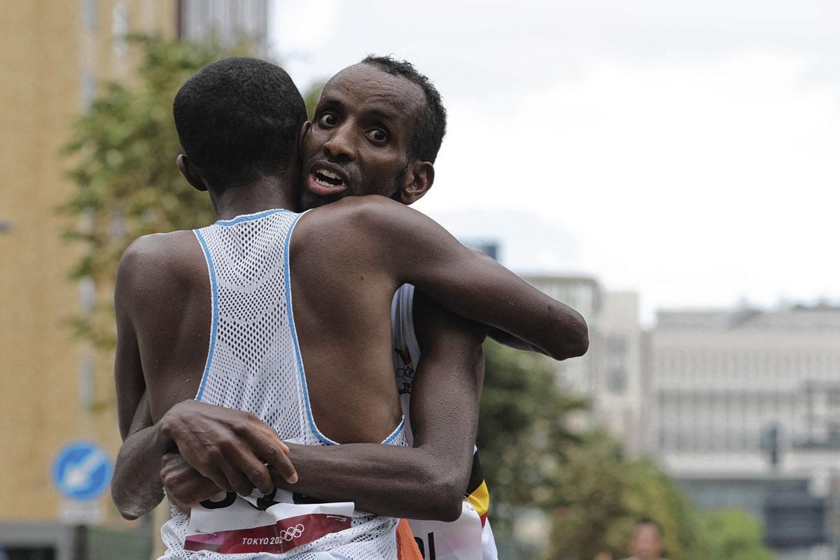Bashir Abdi valt in de armen van Abdi Nageeye na de olympische marathon, waarin hij derde werd. 'Een mirakel dat ik zonder Abdi allicht niet had verwezenlijkt', prijst Abdi.
