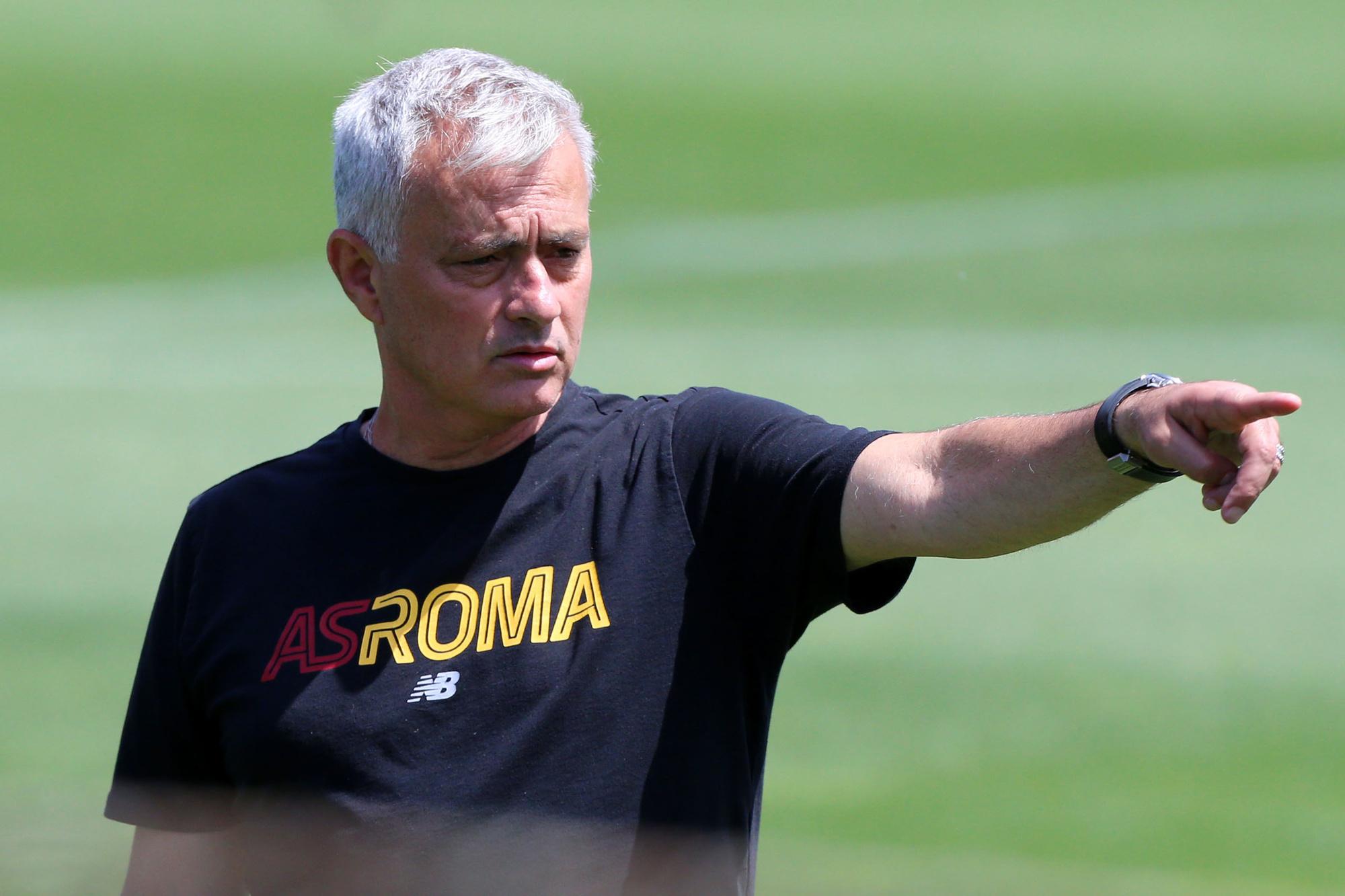 Arnesen: 'Mourinho begon met niets, zelf nooit gevoetbald, was tolk bij Barcelona en moet je nu kijken naar zijn prijzenkast.'