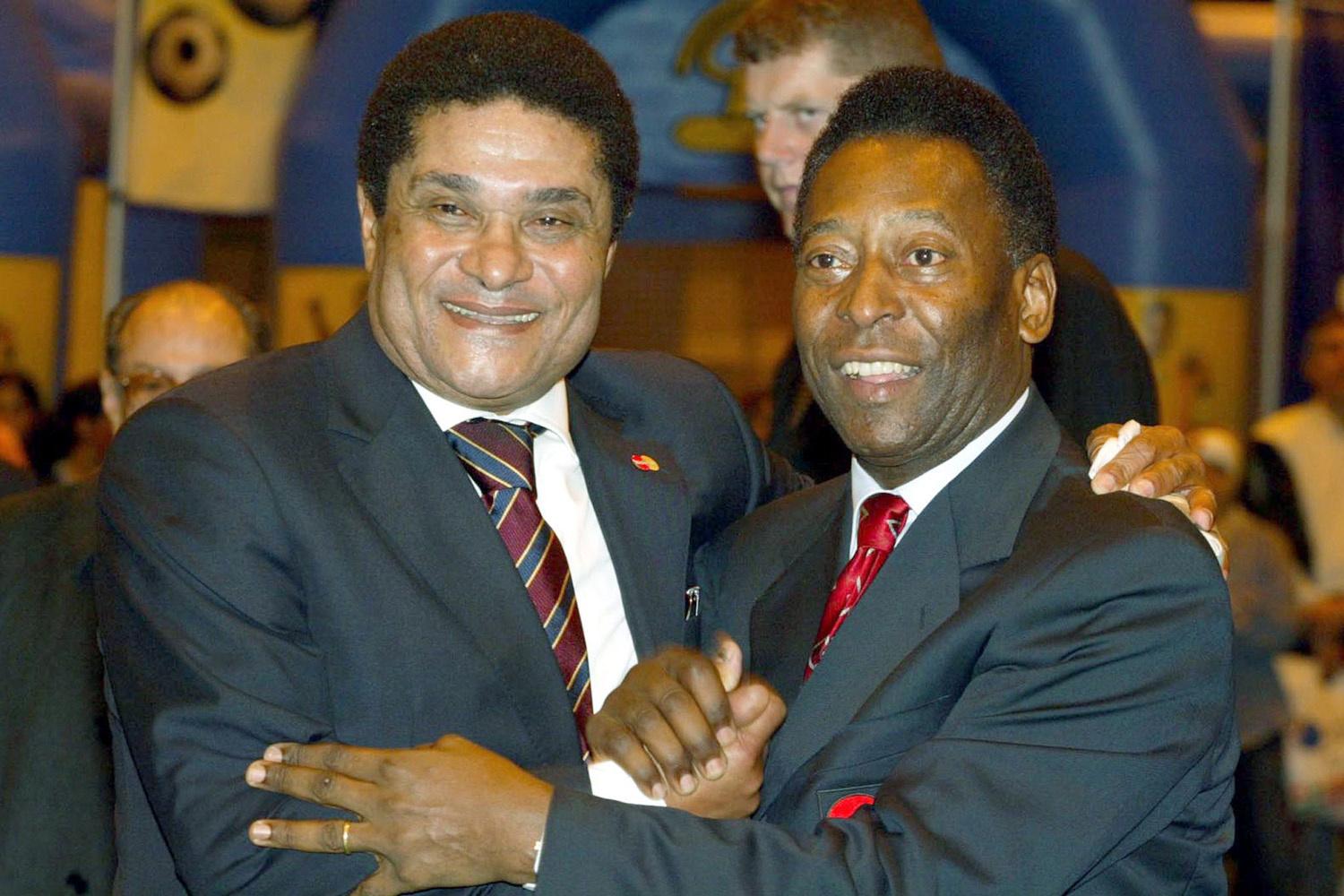 Eusebio (l) met de Braziliaanse legende Pelé (r)