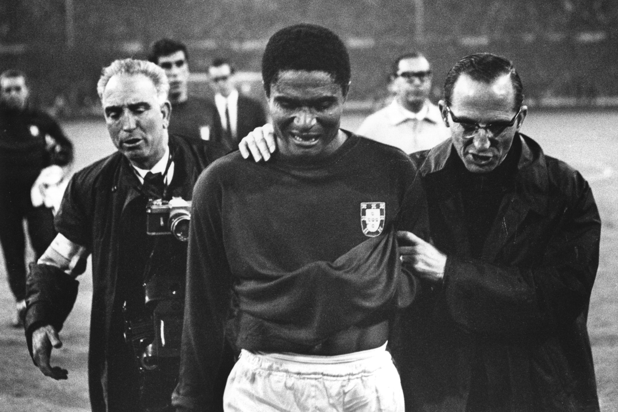 Eusebio tot tranen toe bewogen na de uitschakeling tegen Engeland op het WK van 1966.