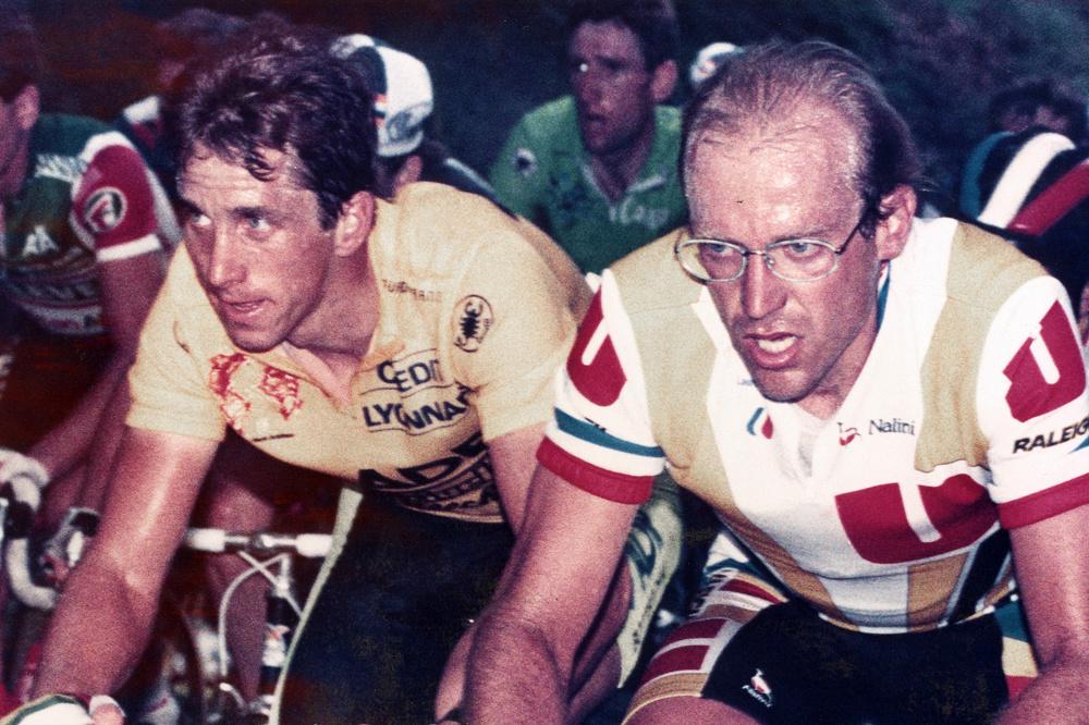 Greg LeMond en Laurent Fignon zij-aan-zij in de rit tussen Pau en Cauterets in 1989.