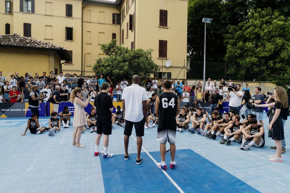 Kobe Bryant op het veldje waar het allemaal begon in Reggio Emilia