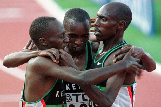 Wilson Boit Kipketer (L) omarmt zijn kompanen Moses Kiptanui (R) en Bernard Barmasai (L) na overwinning van de 3,000 meter steeplechase tijdens het WK in 1997. 