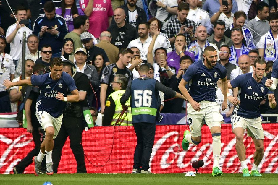Ronaldo (L), Benzema en Bale (R) warmen zich op bij Real Madrid