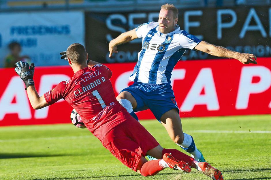 Laurent Depoitre: 'Soms raakt Iker Casillas geen bal. Dat betekent dat we anderhalf uur aanvallen. Een erg aangenaam schouwspel is dat niet.'