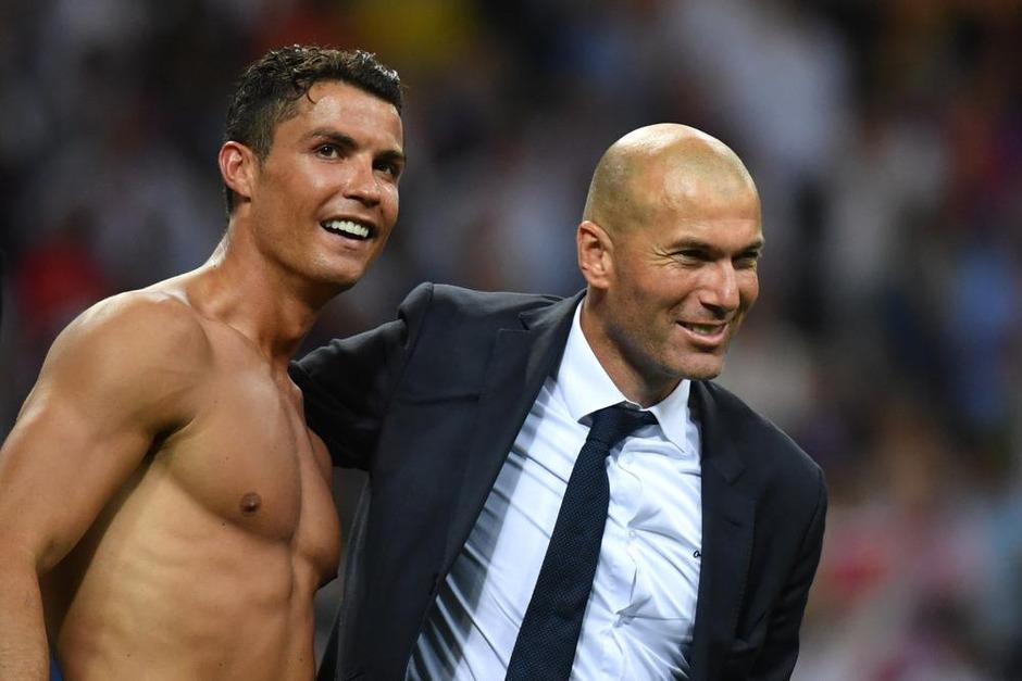 Cristiano Ronaldo en Zinédine Zidane vieren samen na de CL-winst vorig jaar.
