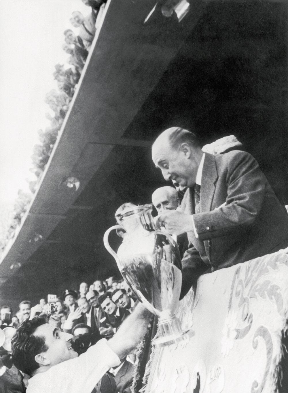 30 mei 1957: generaal Franco overhandigt de beker van Europacup I aan Miguel Muñoz, de toenmalige kapitein van Real Madrid.