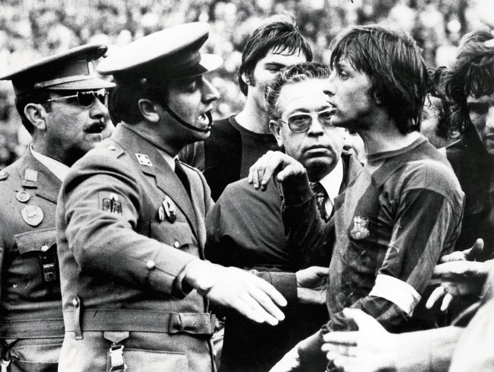 17 februari 1974: Johan Cruijff en Barcelona vernederen Real Madrid in eigen stadion met 0-5. De Nederlander krijgt het aan de stok met de ordetroepen.