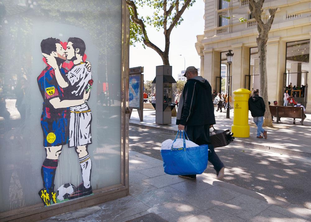 Straatkunst in Barcelona: Lionel Messi en Cristiano Ronaldo kussen elkaar.