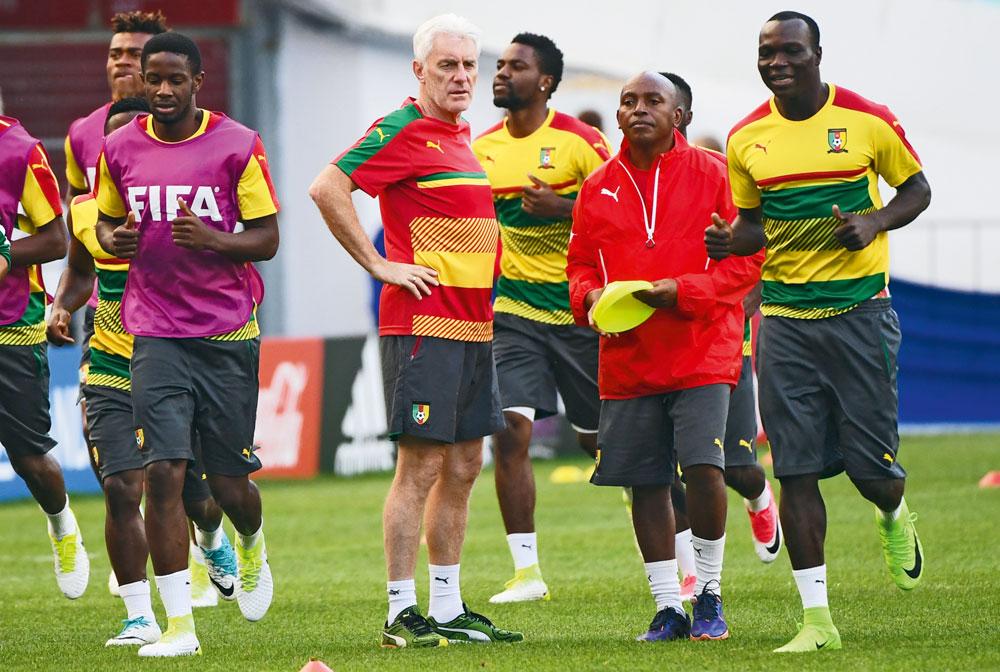 Hugo Broos met de nationale ploeg van Kameroen: 'Ik riep mannen op die er nooit bij waren geweest en liet er vallen die er altijd bij waren geweest. Dat was een groot schandaal!'