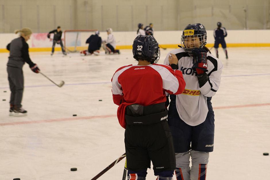 De Noord- en Zuid-Koreaanse ijshockeyvrouwen trainen samen in Jincheon