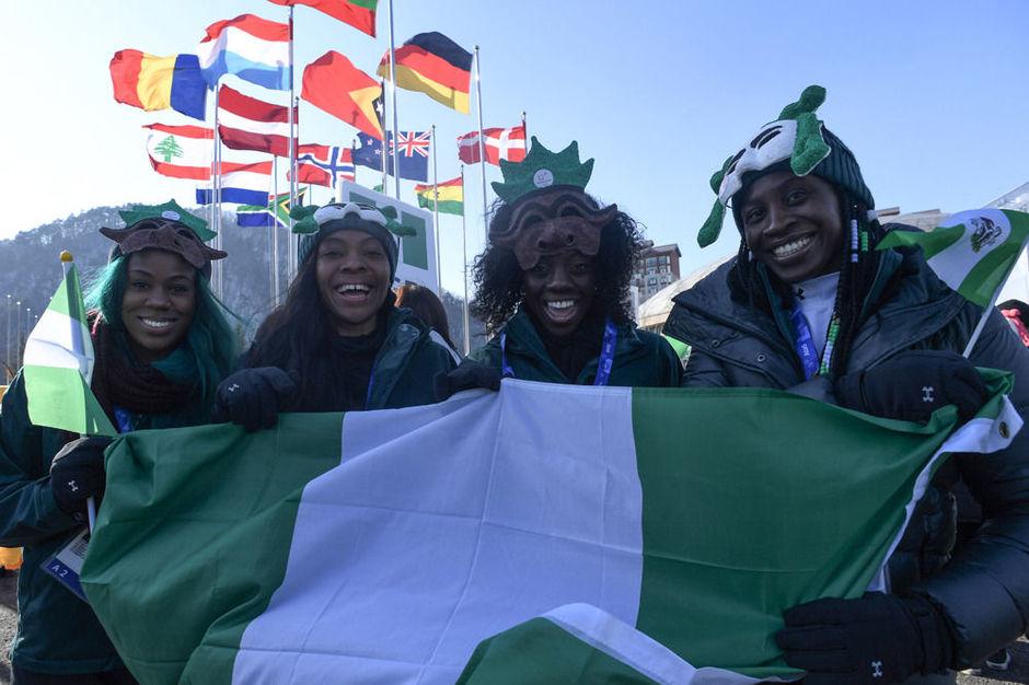 De Nigeriaanse winterolympiërs, met Simidele Adeagbo rechts