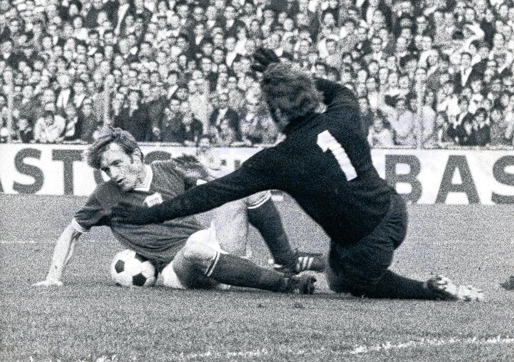 Een beeld uit 1971: Paul Van Himst (Anderlecht) in duel met Christian Piot (Standard).