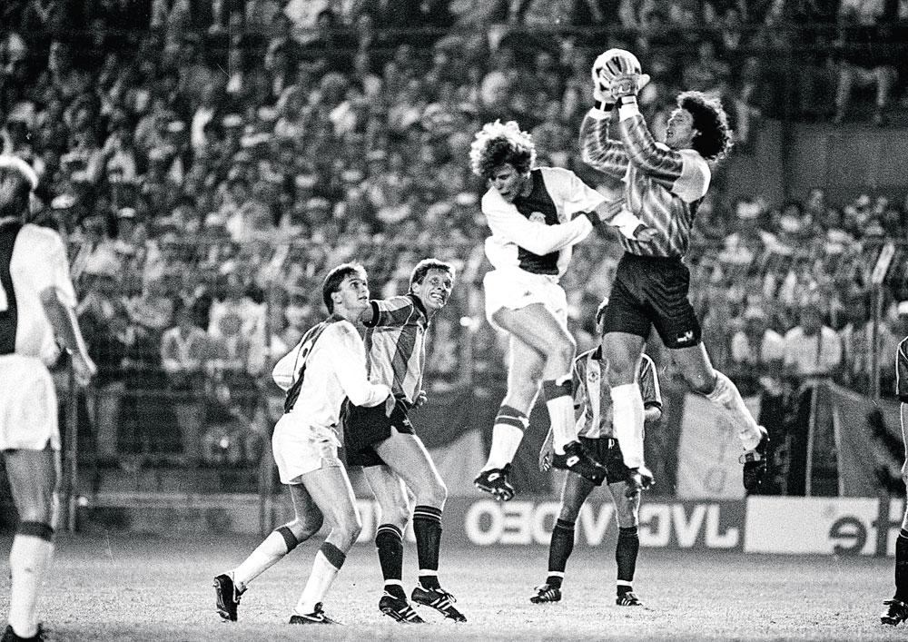 Een beeld uit de gloriejaren: in de finale van de Europese beker voor bekerwinnaars in 1988 tegen Ajax plukt Michel Preud'homme de bal uit de lucht.