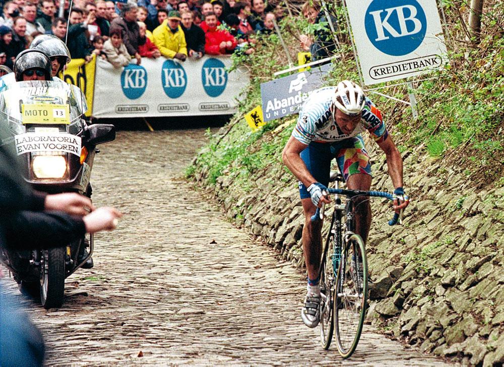 1998: Johan Museeuw voor de derde keer op weg naar winst in de Ronde van Vlaanderen.